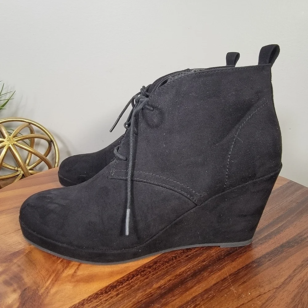 DV Dolce Vita Black Wedge Ankle Boots Women's Size 8 Faux Suede Lace Up Comfy
